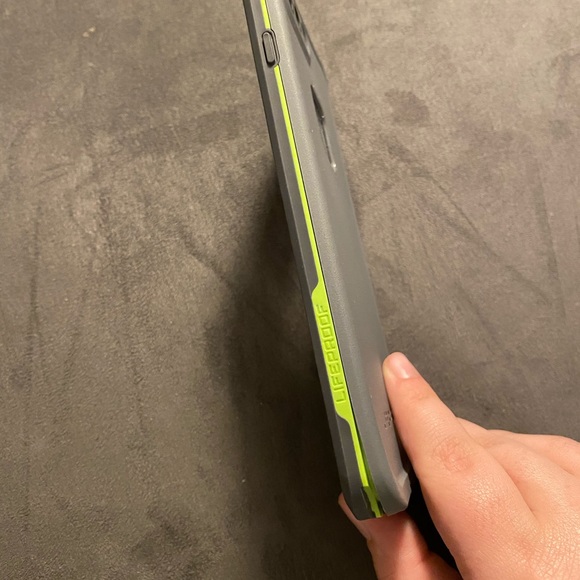 iPhone 7+ life proof case - Picture 2 of 3